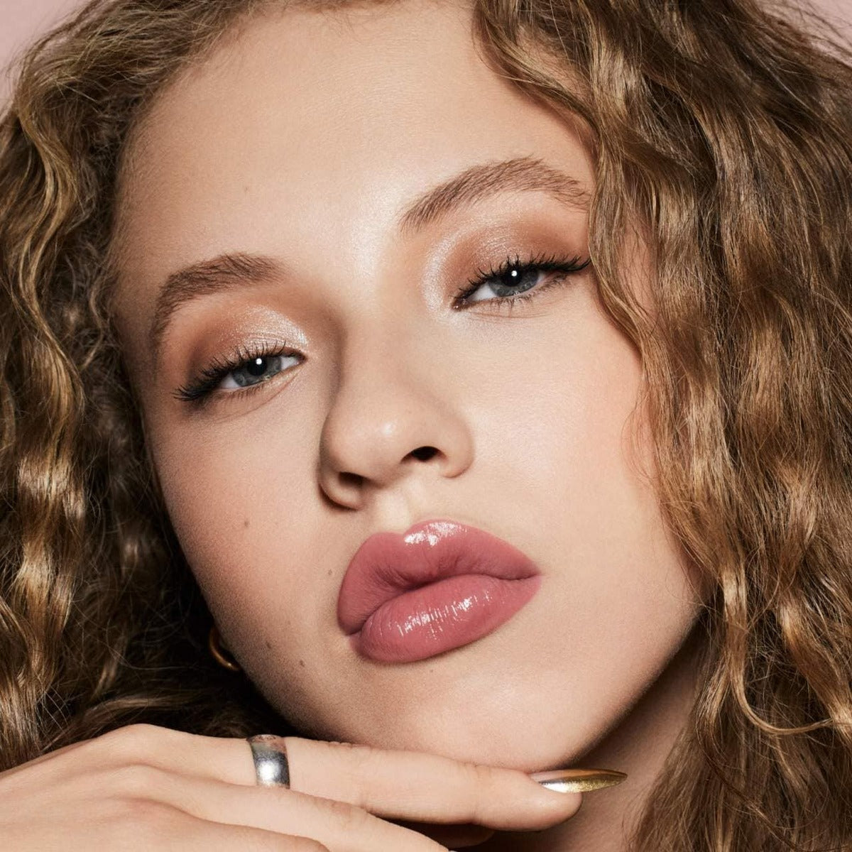 【追跡可能海外メール便】Fenty Beauty フェンティビューティー Gloss Bomb Stix High-Shine Gloss Stick (Is It FU$$Y - dusty pink) 0.12oz 3.6g グロスボム スティックス ハイシャイン グロススティック ファシィ