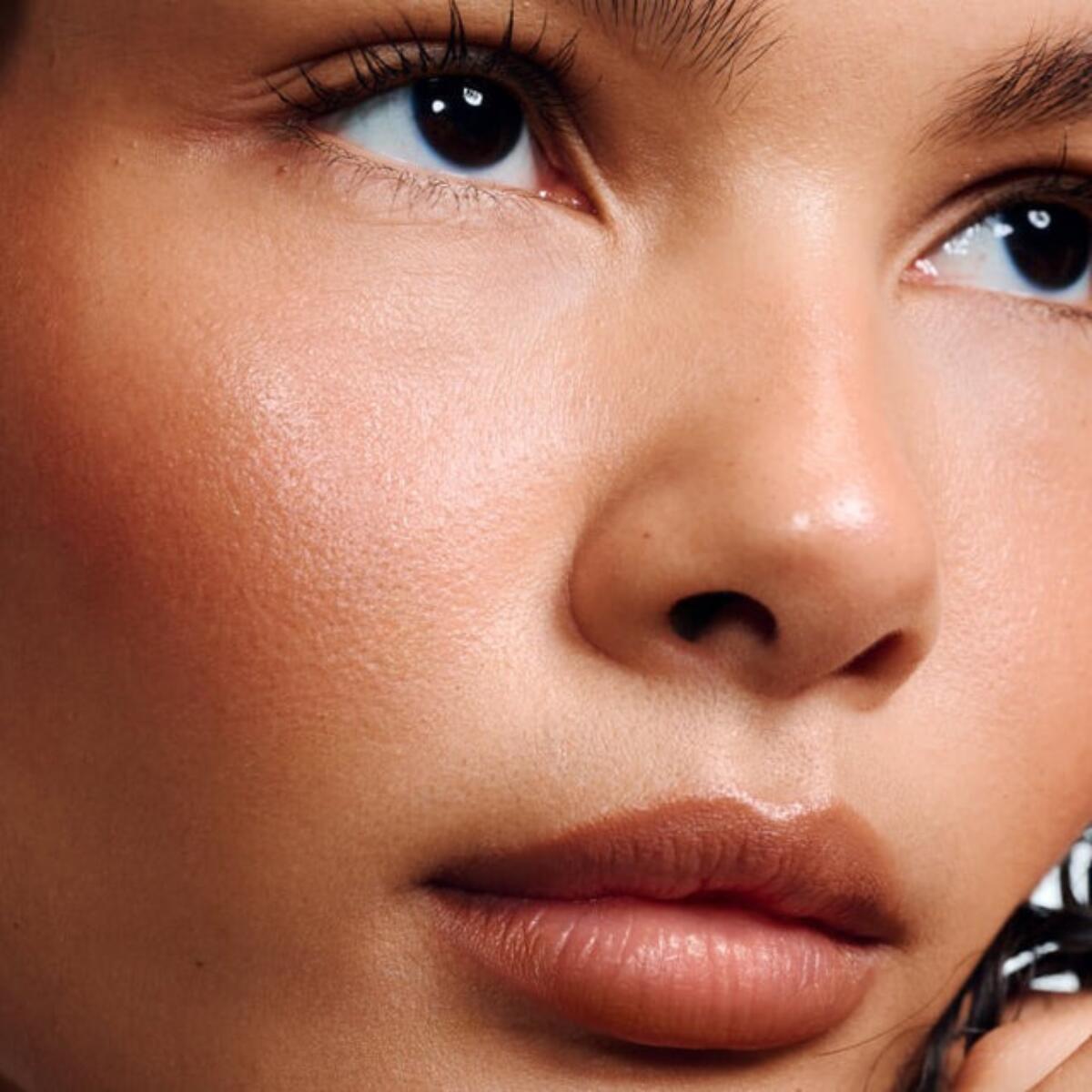 【追跡可能海外メール便】rhode ロード ペプチドリップ シェイプ bend - soft peachy beige 0.75 g / 0.026 oz. ヘイリービーバー 海外コスメ 海外セレブ