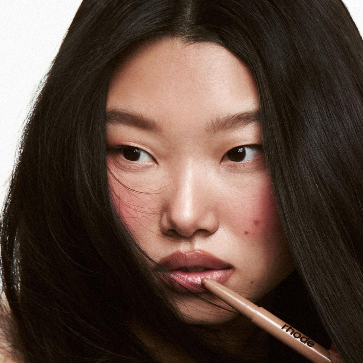 【追跡可能海外メール便】rhode ロード ペプチドリップ シェイプ bend - soft peachy beige 0.75 g / 0.026 oz. ヘイリービーバー 海外コスメ 海外セレブ