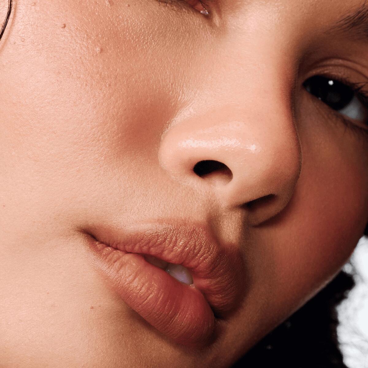 【追跡可能海外メール便】rhode ロード ペプチドリップ シェイプ twist - warm taupe 0.75 g / 0.026 oz. ヘイリービーバー 海外コスメ 海外セレブ