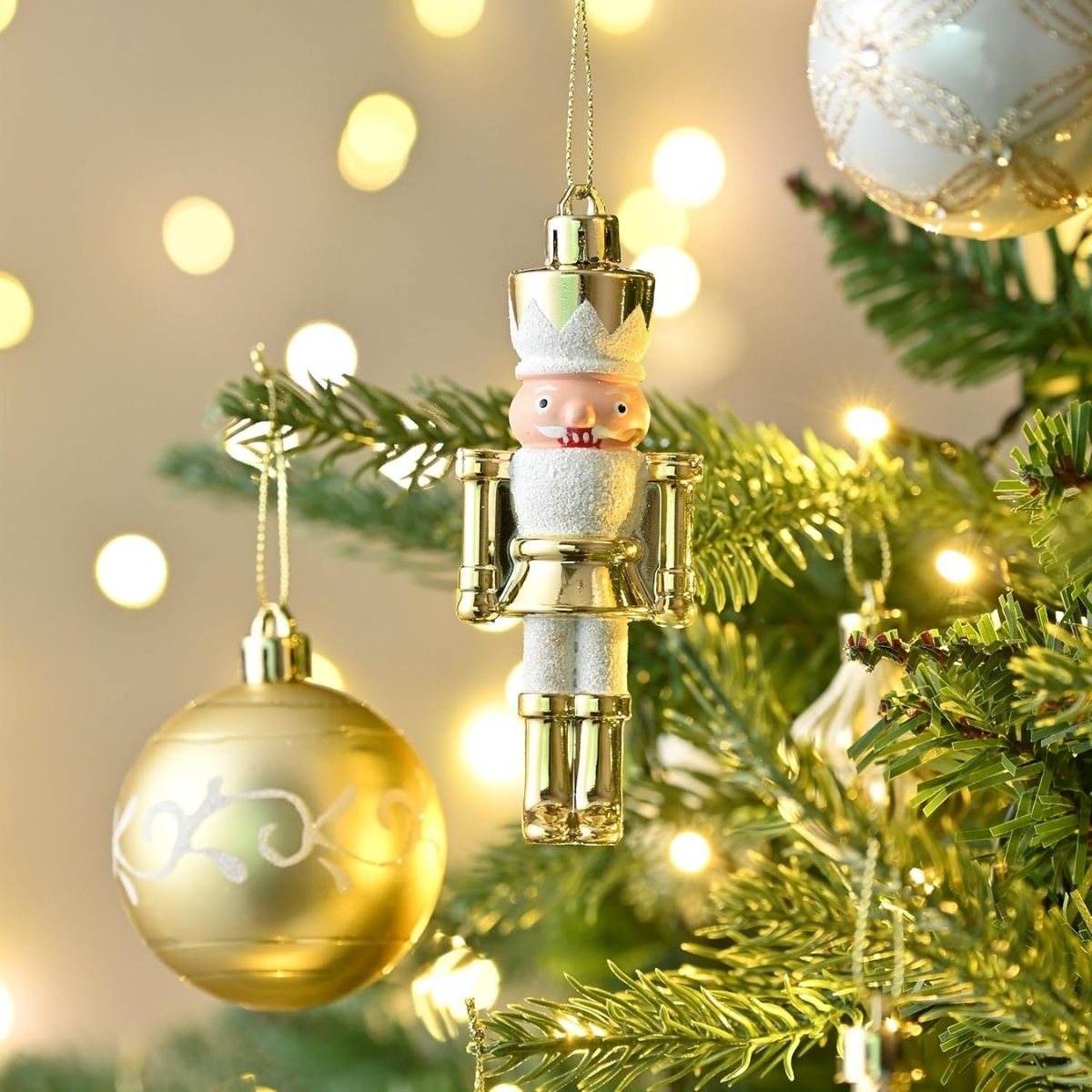 【エクスプレス便】Valery Madelyn クリスマスツリー オーナメントセット 50個入り ホワイト&ゴールド Valery Madelyn Christmas Tree Ornaments Set 50ct White Gold Xmas Holiday Wedding Decor くるみ割り人形 割れにくい ホリデー