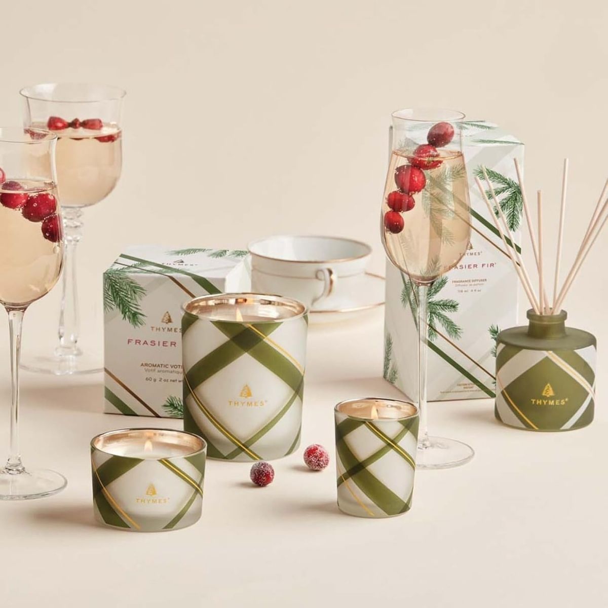 【エクスプレス便】Thymes フレイジャーファー キャンドル グリーン&ホワイト シダーウッド&サンダルウッド  Thymes Frasier Fir Candle Frosted Plaid Collection Green & White Glass Jar Design Cedarwood & Sandalwood 2 oz