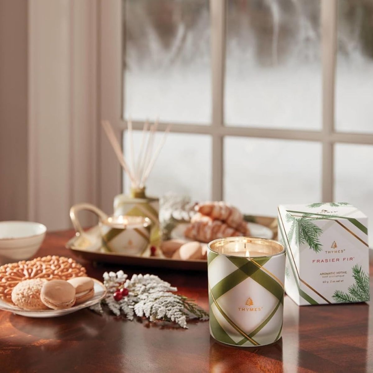 【エクスプレス便】Thymes フレイジャーファー キャンドル グリーン&ホワイト シダーウッド&サンダルウッド  Thymes Frasier Fir Candle Frosted Plaid Collection Green & White Glass Jar Design Cedarwood & Sandalwood 2 oz