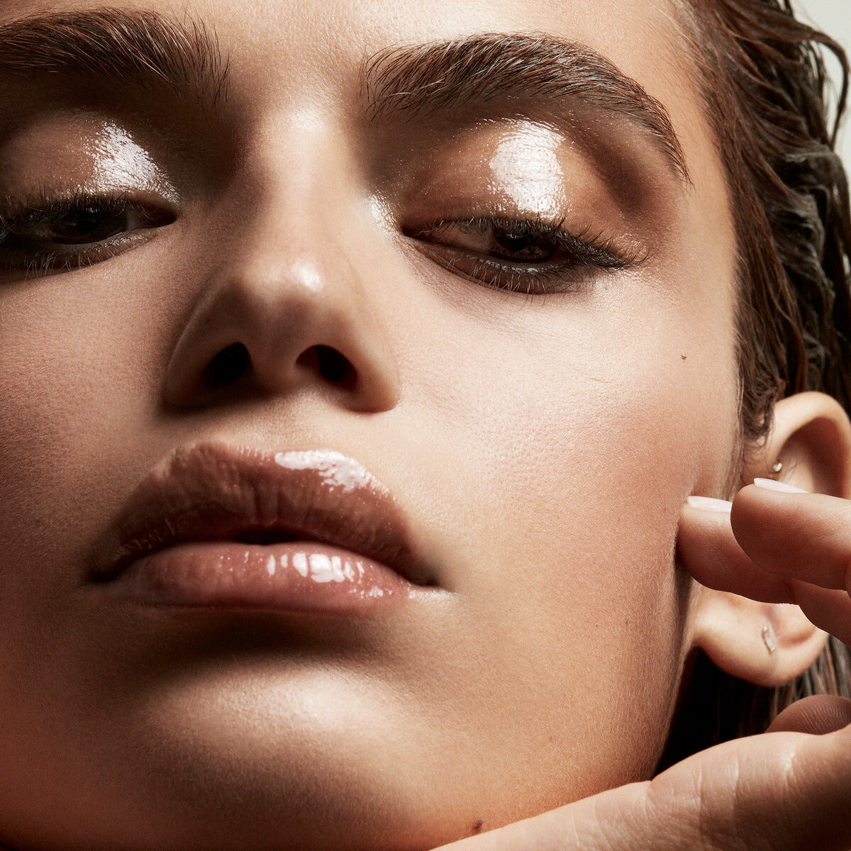 【追跡可能海外メール便】Fenty Beauty フェンティビューティー Gloss Bomb Universal Lip Luminizer (Hot Chocolit - shimmering rich brown) 0.30oz 9ml グロスボム ユニバーサル リップ ルミナイザー ホットチョコレート グロス 口紅 リップグロス