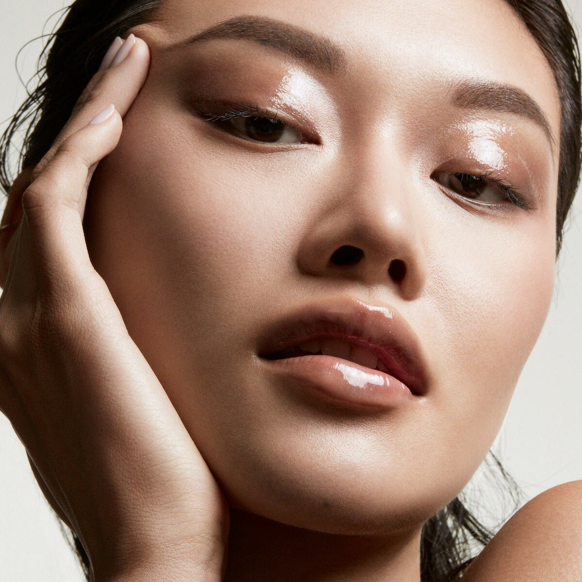 【追跡可能海外メール便】Fenty Beauty フェンティビューティー Gloss Bomb Universal Lip Luminizer (Hot Chocolit - shimmering rich brown) 0.30oz 9ml グロスボム ユニバーサル リップ ルミナイザー ホットチョコレート グロス 口紅 リップグロス