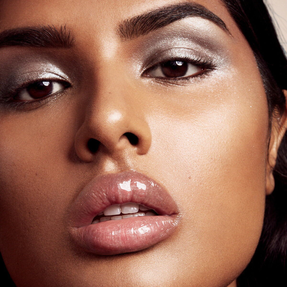 【追跡可能海外メール便】Fenty Beauty フェンティビューティー Gloss Bomb Universal Lip Luminizer (FU$$Y - shimmering pink) 0.30oz 9ml グロスボム ユニバーサル リップ ルミナイザー ファシィ グロス 口紅 リップグロス
