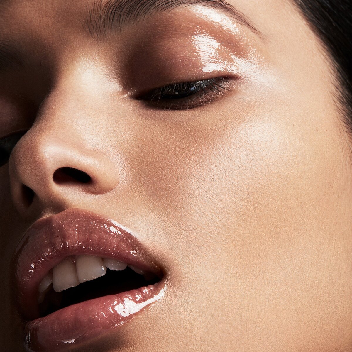 【追跡可能海外メール便】Fenty Beauty フェンティビューティー Gloss Bomb Universal Lip Luminizer (Fenty Glow - shimmering rose nude) 0.30oz 9ml グロスボム ユニバーサル リップ ルミナイザー フェンティグロウ グロス 口紅 リップグロス