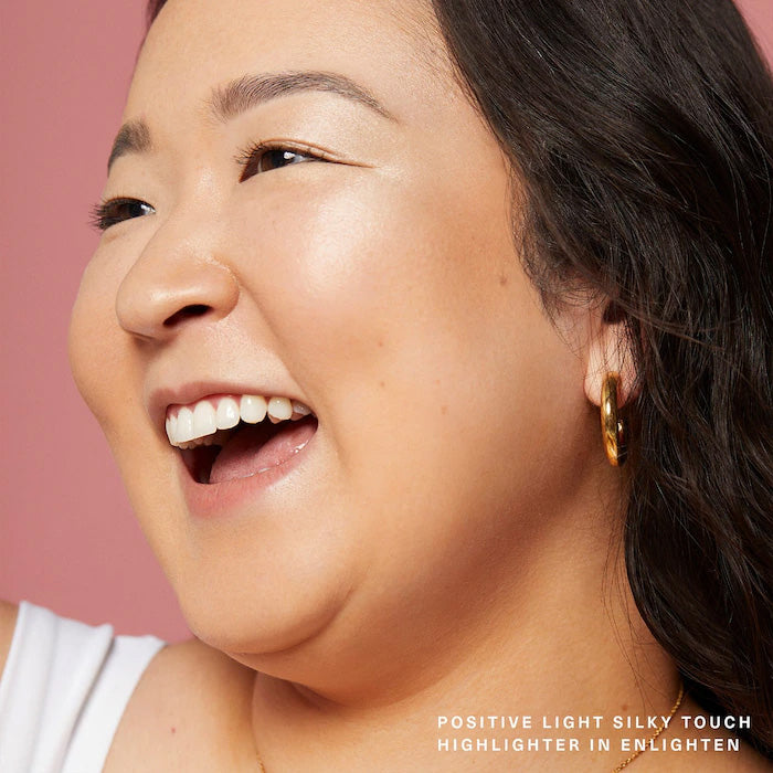 【エクスプレス便】Rare Beauty レアビューティー by Selena Gomez Positive Light Silky Touch Highlighter (Enlighten - cool champagne)  ポジティブライトシルキータッチハイライター チーク ハイライト