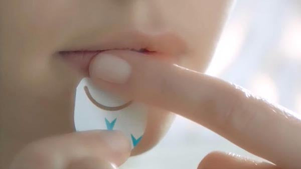 【追跡可能!国際便】Compeed  口唇ヘルペス用パッチ ディスクリート ヒーリングパッチ コンピード 15パッチ入り Cold Sore Discreet Healing Patch ヘルペス 口元パッチ 唇ケア