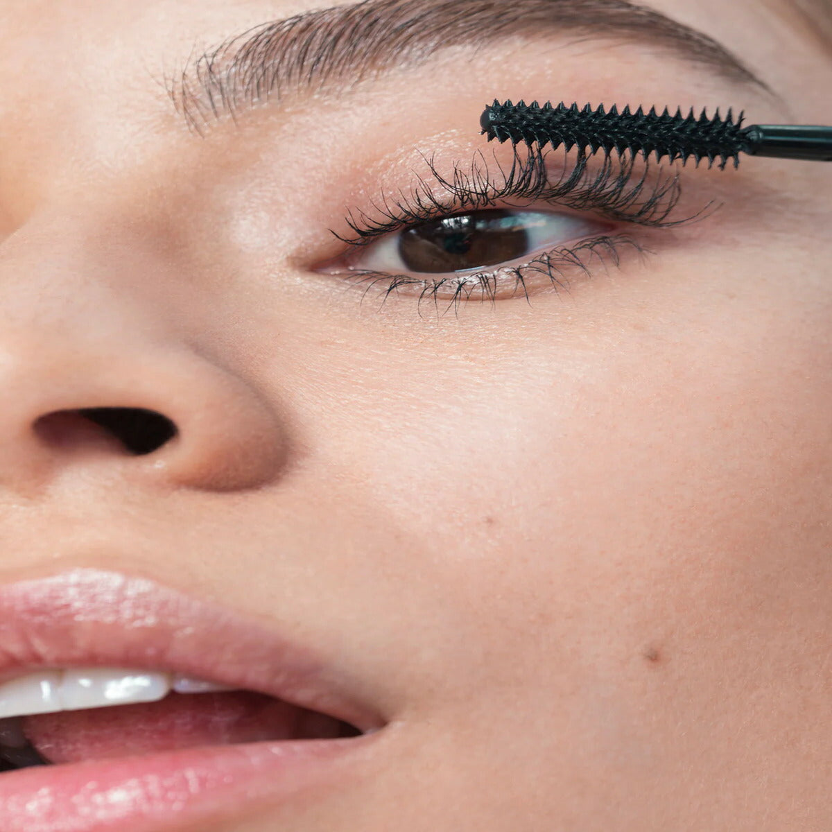【追跡可能海外メール便】Glossier Brown Lash Slick film form mascara 8.5 g / 0.29 oz グロッシアー ブラウン ラッシュスリックマスカラ マスカラ メイク お湯でオフ
