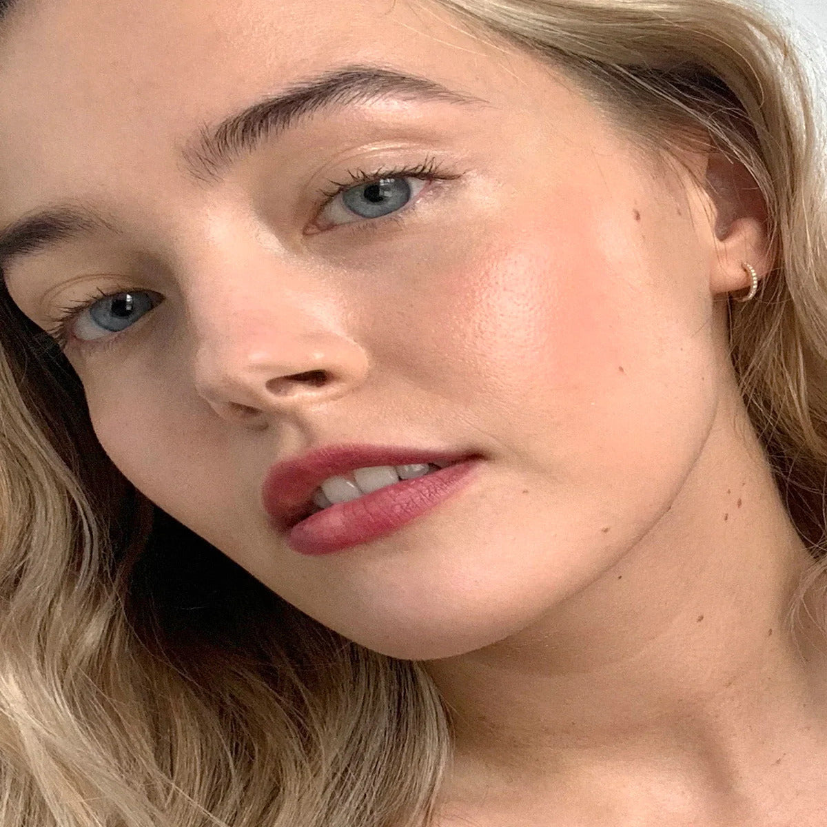 【追跡可能海外メール便】Glossier Dusk Cloud Paint seamless cheek color 0.33 fl oz / 10 ml グロッシアー ダスク クラウドペイント シームレスチークカラー メイク