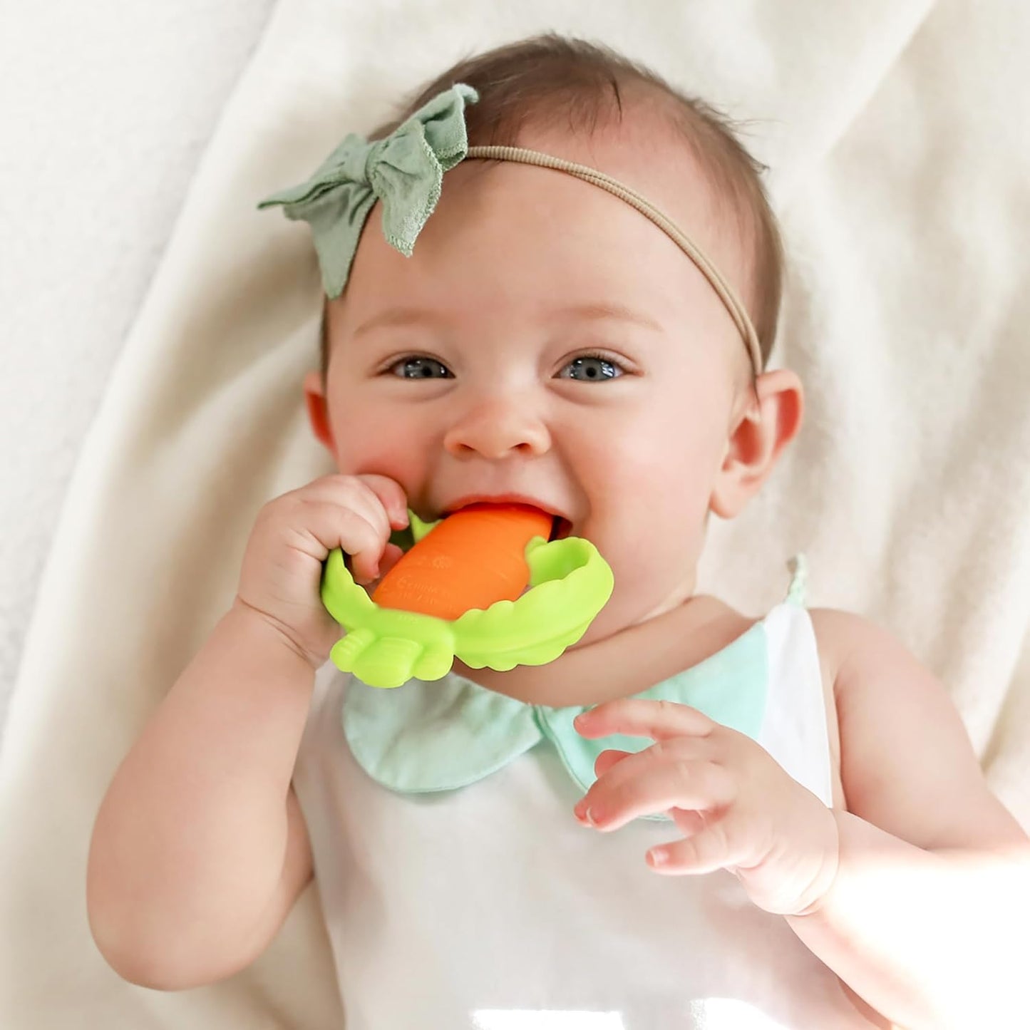 【追跡可能海外メール便】Infantino Lil' Nibbles Textured Silicone Baby Teether Orange Carrot 1.76oz インファンティーノ ベビー用シリコン歯固め ニンジンオレンジ 50g