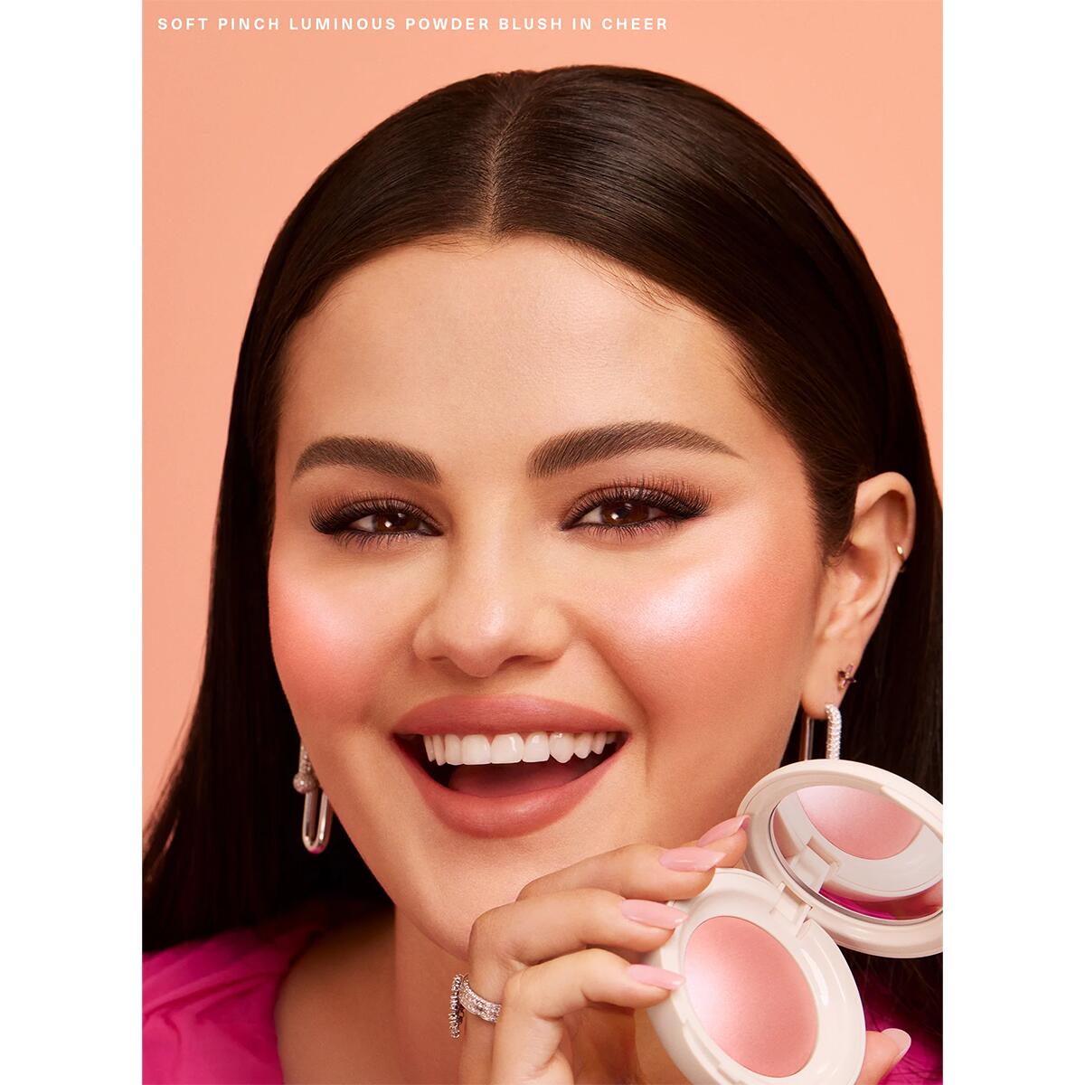 【エクスプレス便】Rare Beauty レアビューティー by Selena Gomez Soft Pinch Luminous Powder Blush (Cheer - Light warm pink)  ソフトピンチ ルミナス パウダー ブラッシュ チーク チア― ライトピンク