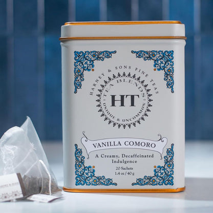 【追跡可能海外メール便】Harney & Sons ハーニー＆サンズ デカフェ バニラ コモロ 紅茶 20袋 缶入り カフェイン控えめ バニラ風味 ティー Harney & Sons Tea Decaffeinated, Great Present Idea, Vanilla Comoro, 1.4 oz Tin (20 Sachets)