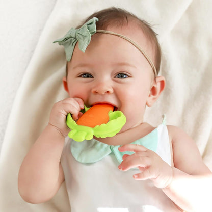 【追跡可能海外メール便】Infantino Lil' Nibbles Textured Silicone Baby Teether Orange Carrot 1.76oz インファンティーノ ベビー用シリコン歯固め ニンジンオレンジ 50g