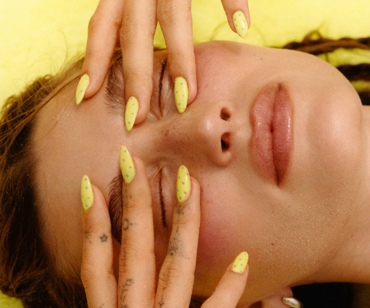 【追跡可能海外メール便】rhode  ロード　リップ　ティント　lemontini - shimmery sheer gold　10ml / .3 fl oz　ヘイリービーバー　海外コスメ　海外セレブ